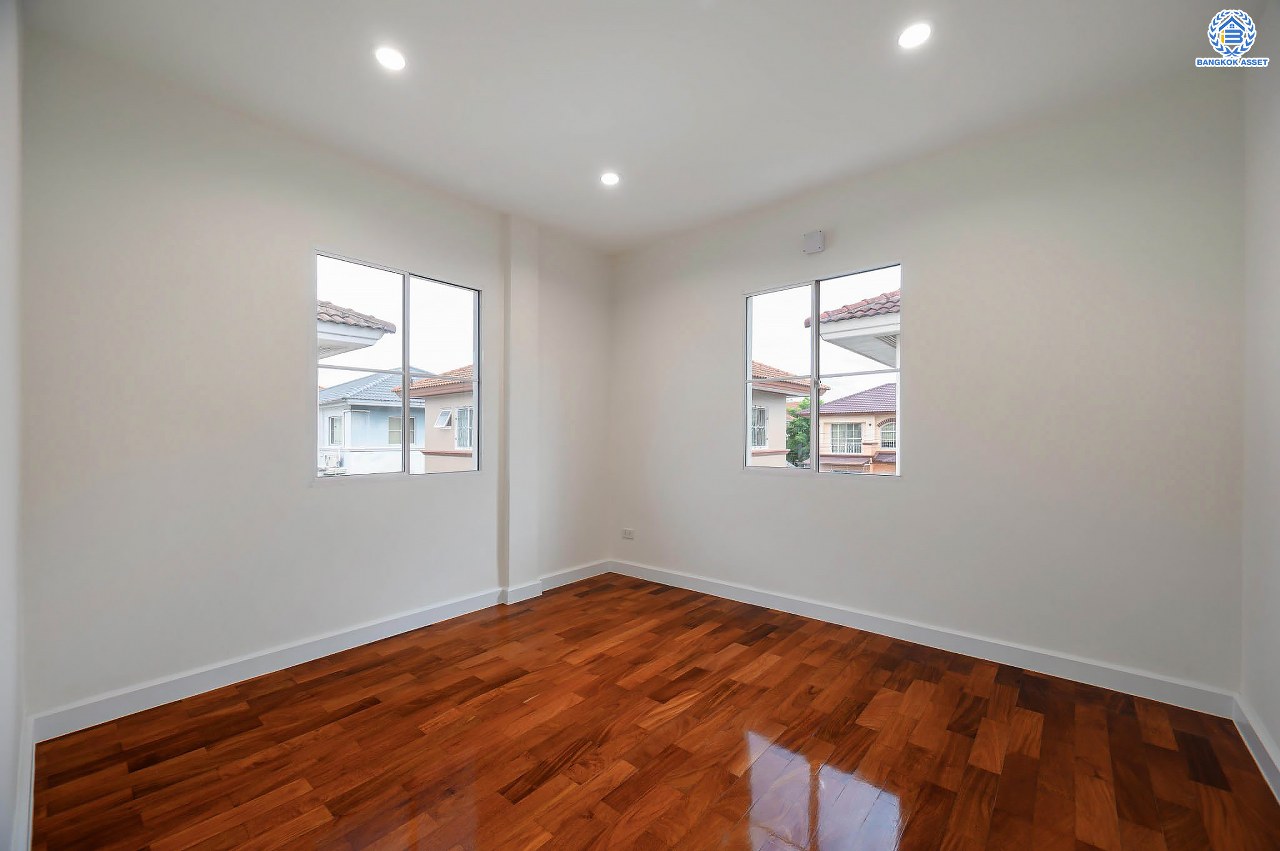 บ้านมือสองตกแต่งใหม่ แบรนด์ LH โครงการ มัณฑนา เพชรเกษม81 พร้อมรองรับทุกความสุข บนเนื้อที่ 54.4 ตร.ว. พื้นที่ใช้สอยกว่า 123.84 ตร.ม. พร้อมฟังก์ชัน 3 ห้องนอน 3 ห้องน้ำ จอดรถได้ 2 คัน บนทำเลเชื่อมต่อสู่ ถ.เพชรเกษม, ถ.พุทธมณฑลสาย4 ใกล้เดอะมอลล์ บางแค และม.มหิดล...